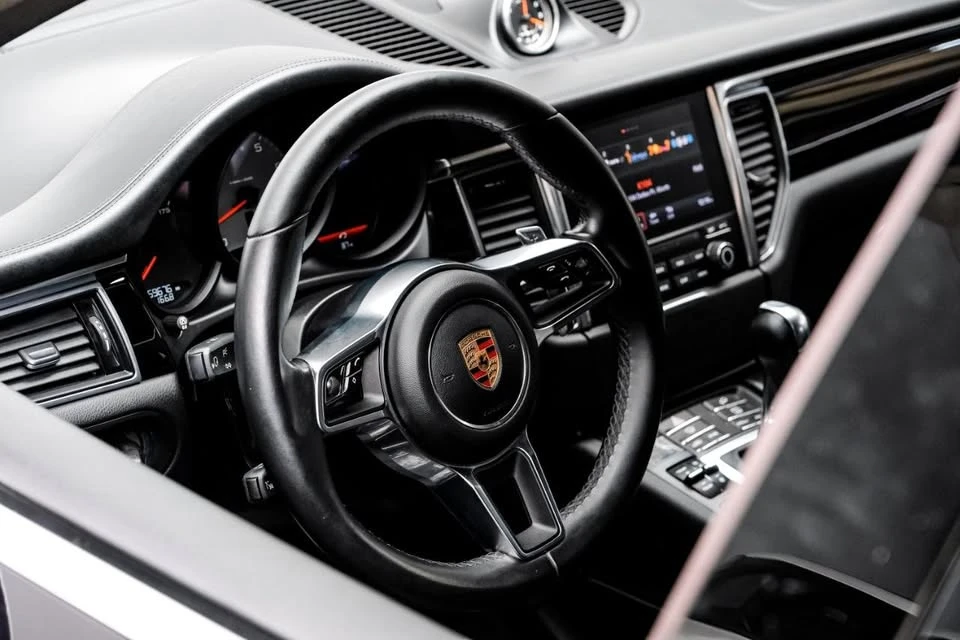 2017 Porsche Macan - Image 17 of 20