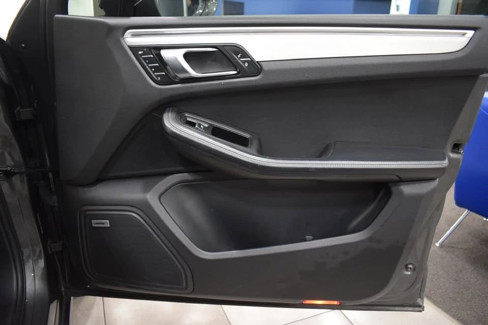 2017 Porsche Macan - Image 18 of 20
