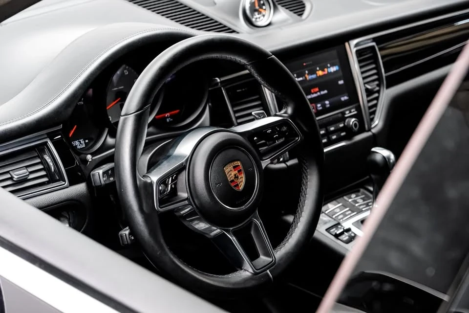 2017 Porsche Macan - Image 16 of 19