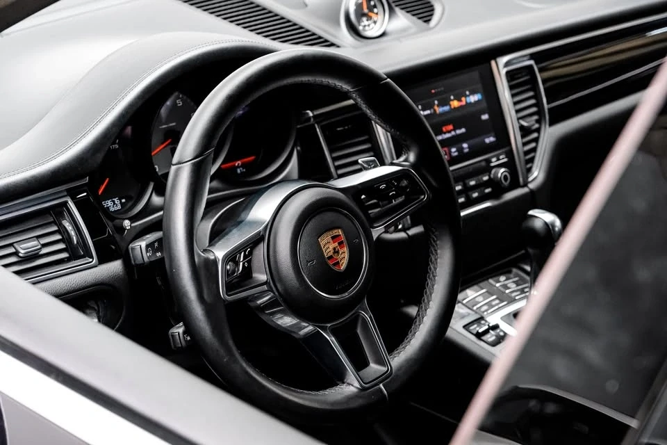 2017 Porsche Macan - Image 16 of 19