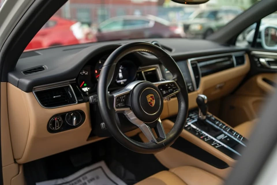 2017 Porsche Macan - Image 17 of 19