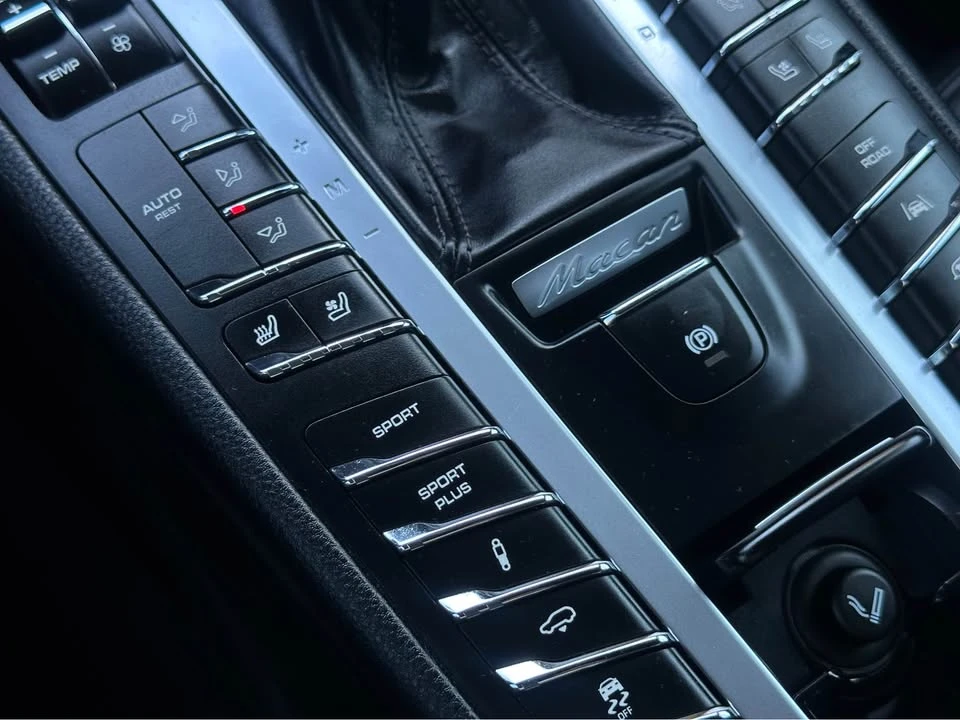 2017 Porsche Macan - Image 18 of 20