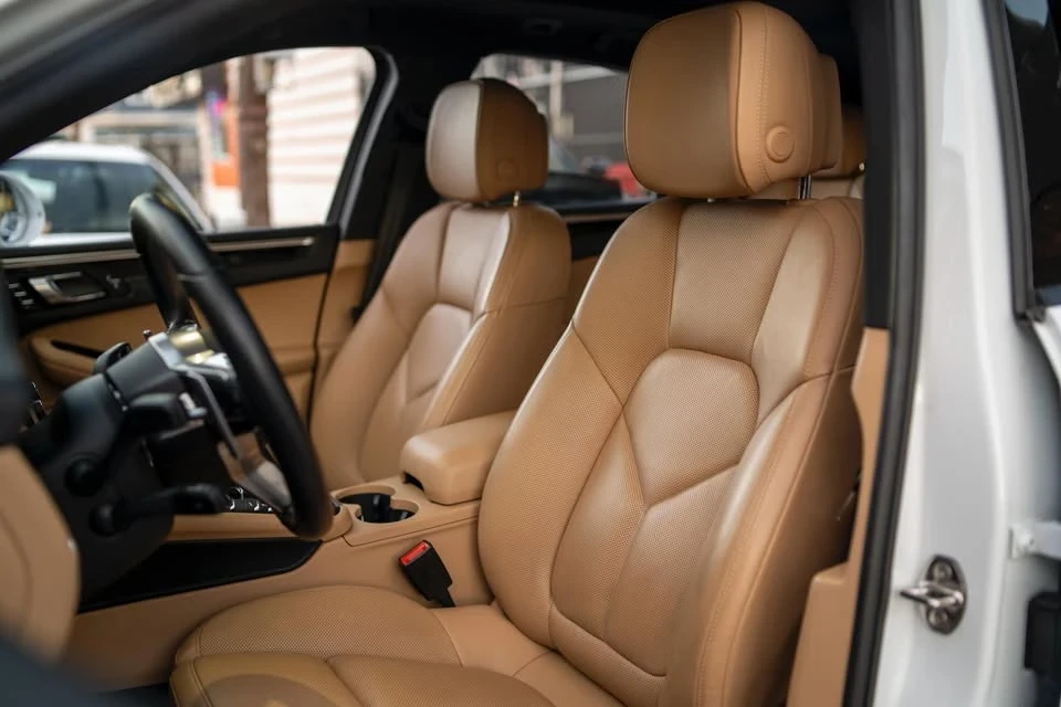 2017 Porsche Macan - Image 16 of 19