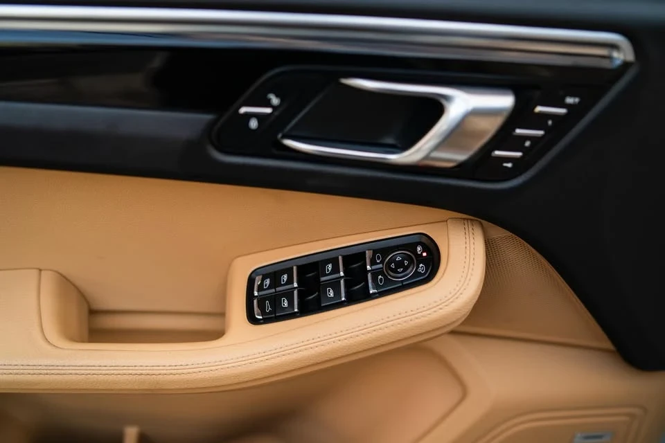 2017 Porsche Macan - Image 14 of 19