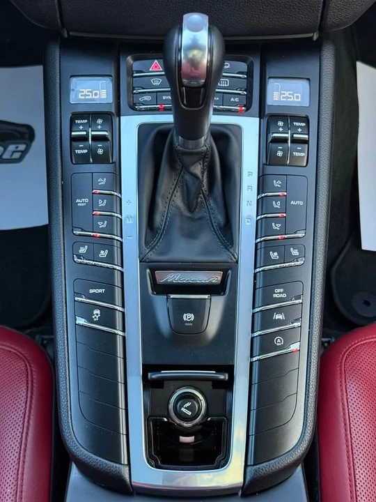 2017 Porsche Macan - Image 9 of 20