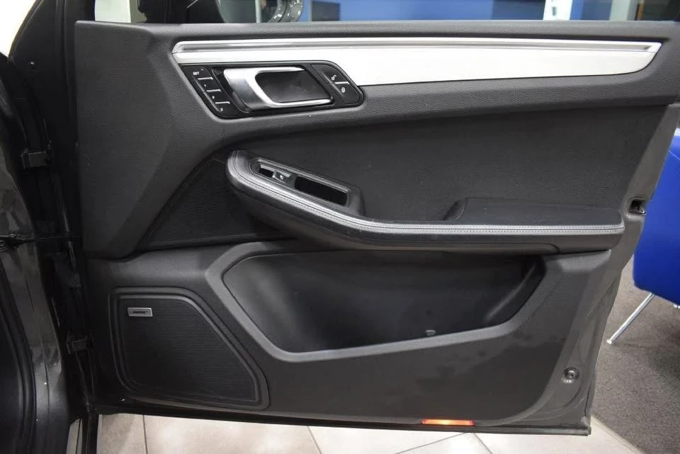 2017 Porsche Macan - Image 18 of 20