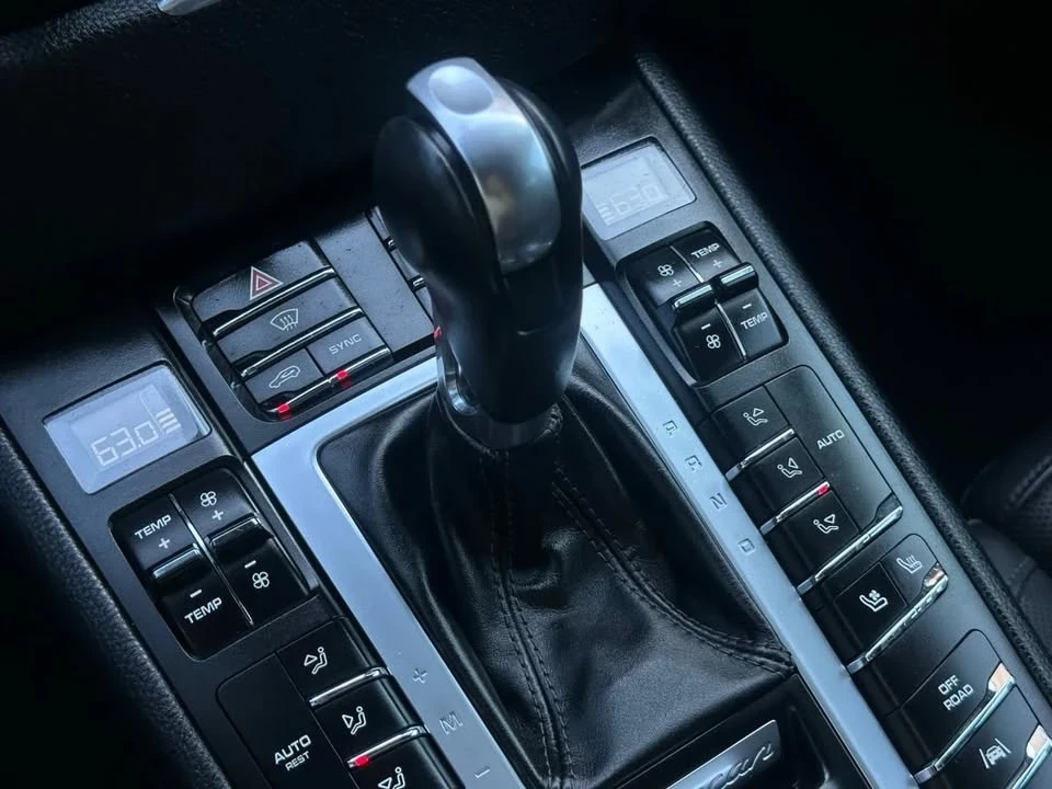 2017 Porsche Macan - Image 17 of 19