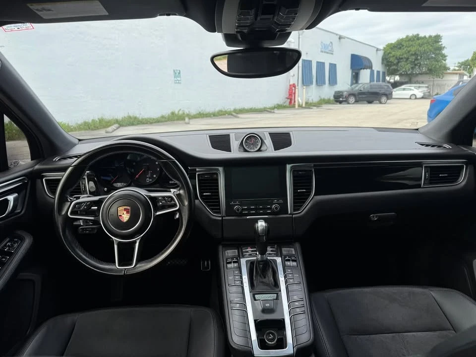 2017 Porsche Macan - Image 15 of 18