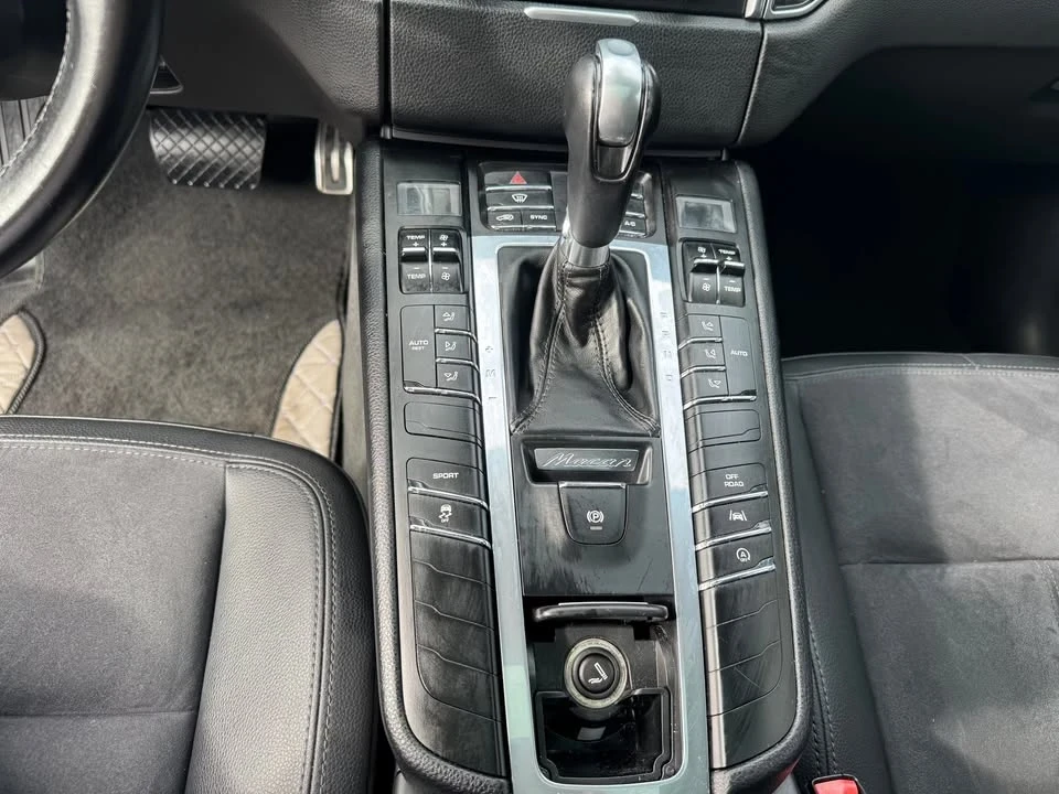 2017 Porsche Macan - Image 12 of 18