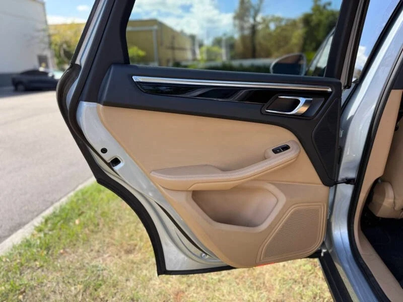 2017 Porsche Macan - Image 16 of 19