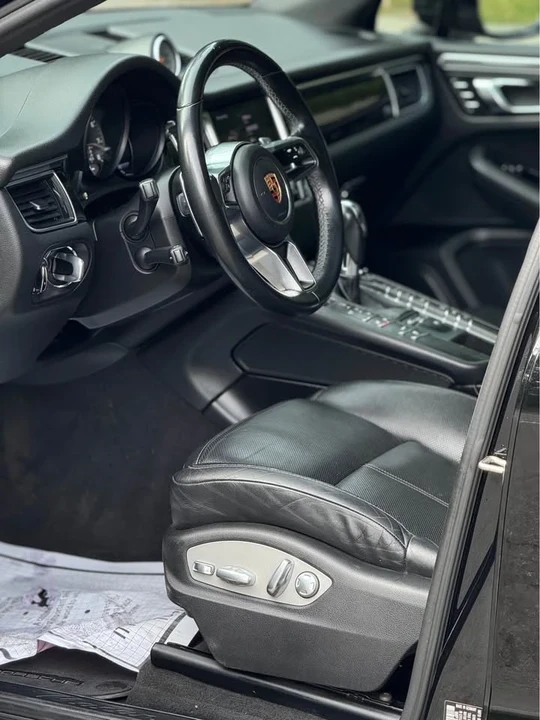 2017 Porsche Macan - Image 16 of 20
