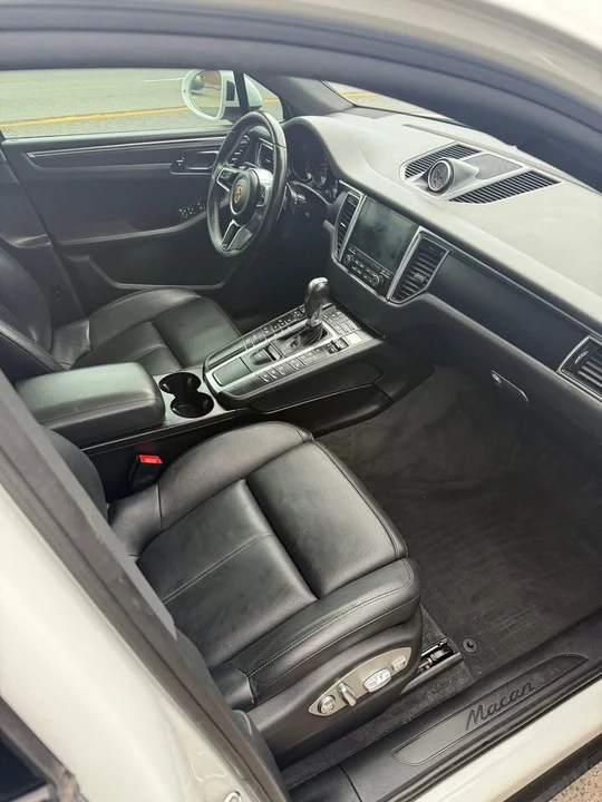 2017 Porsche Macan - Image 8 of 11