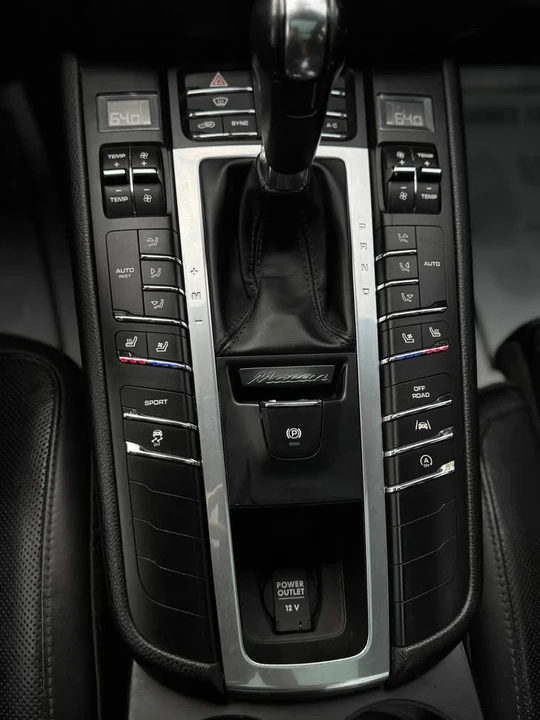 2017 Porsche Macan - Image 15 of 20