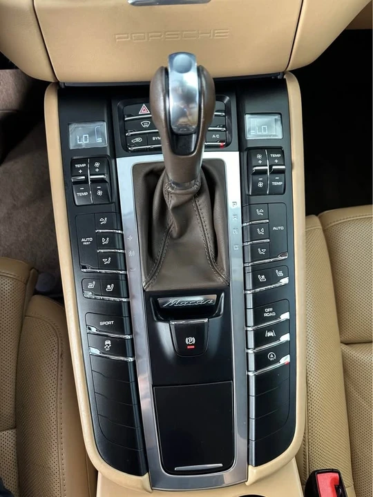 2017 Porsche Macan - Image 8 of 11