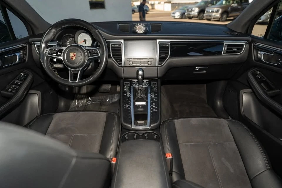 2017 Porsche Macan - Image 9 of 16