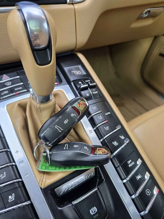 2017 Porsche Macan - Image 13 of 17