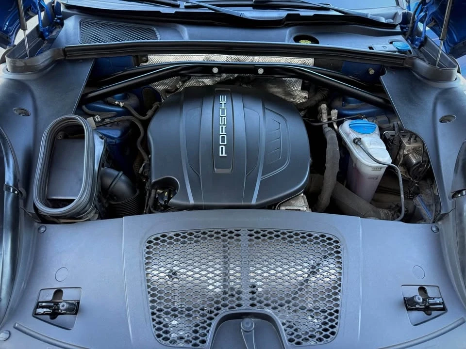2017 Porsche Macan - Image 16 of 18