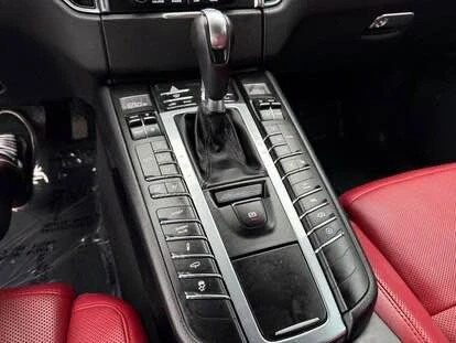 2017 Porsche Macan - Image 18 of 20