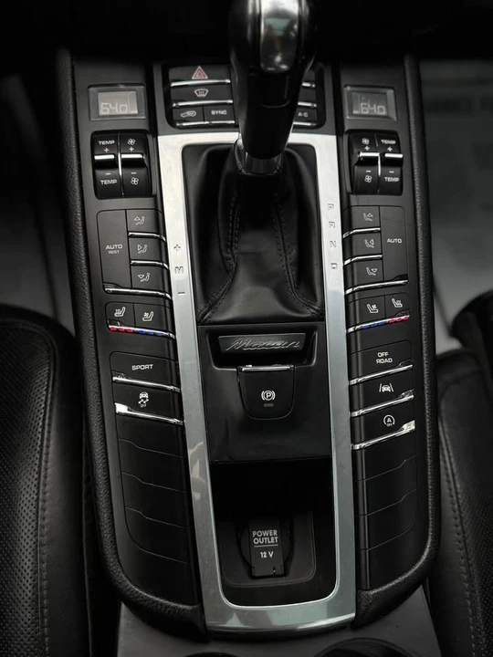 2017 Porsche Macan - Image 12 of 20