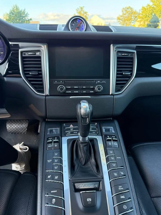 2017 Porsche Macan - Image 12 of 13