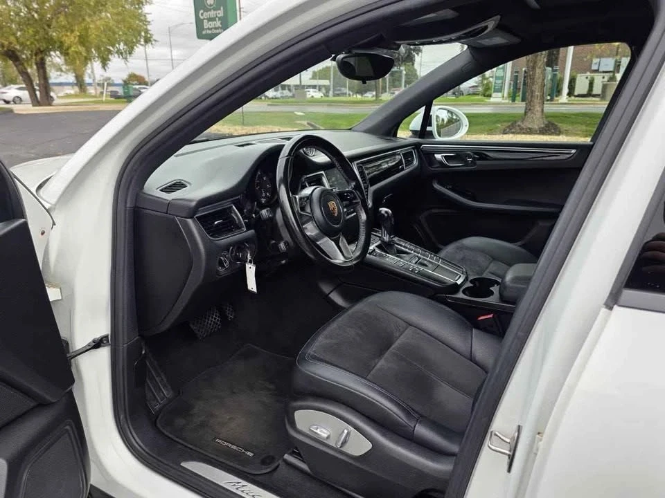 2017 Porsche Macan - Image 9 of 13
