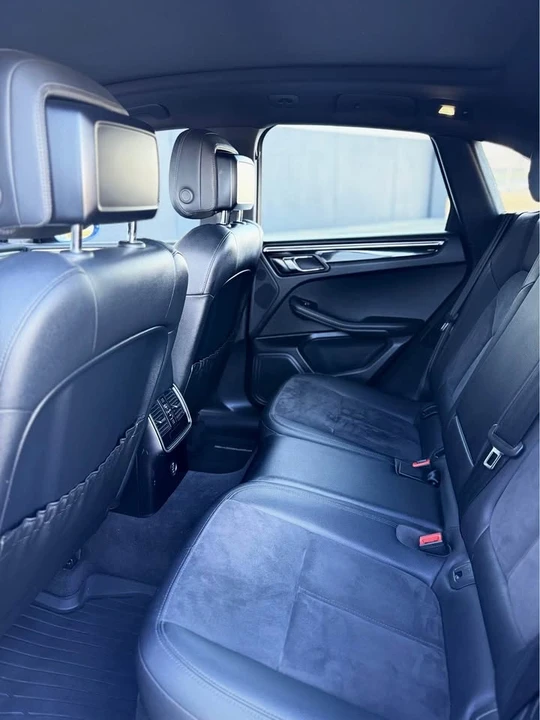 2017 Porsche Macan - Image 12 of 18