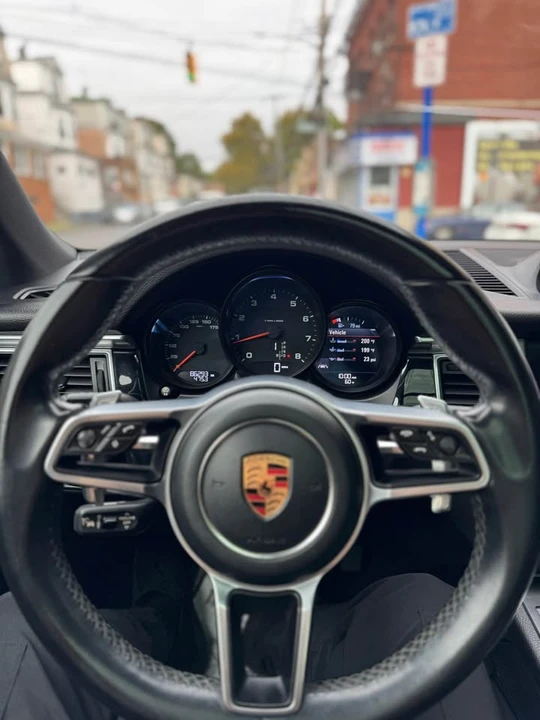 2017 Porsche Macan - Image 10 of 18