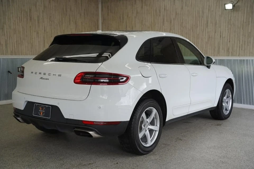 2017 Porsche Macan - Image 10 of 19