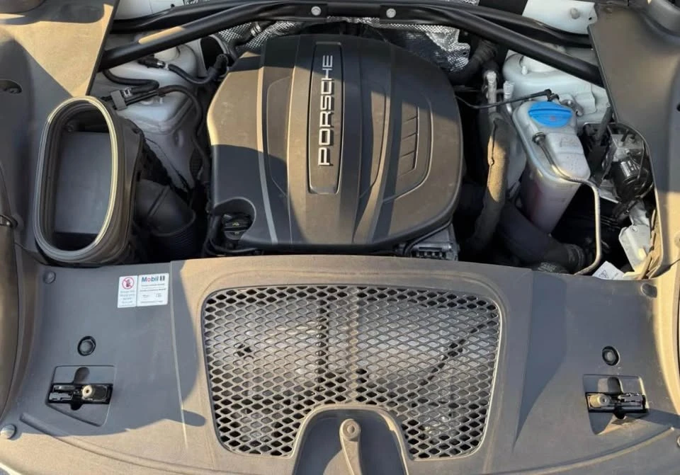 2017 Porsche Macan - Image 9 of 11