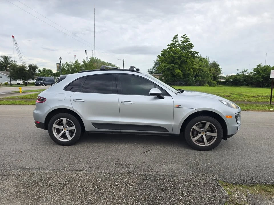 2017 Porsche Macan - Image 2 of 9