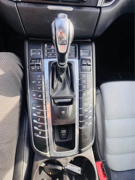 2017 Porsche Macan - Image 12 of 17