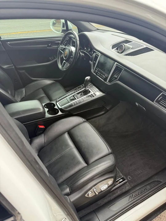 2017 Porsche Macan - Image 8 of 12