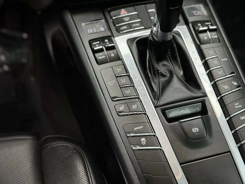 2017 Porsche Macan - Image 15 of 19