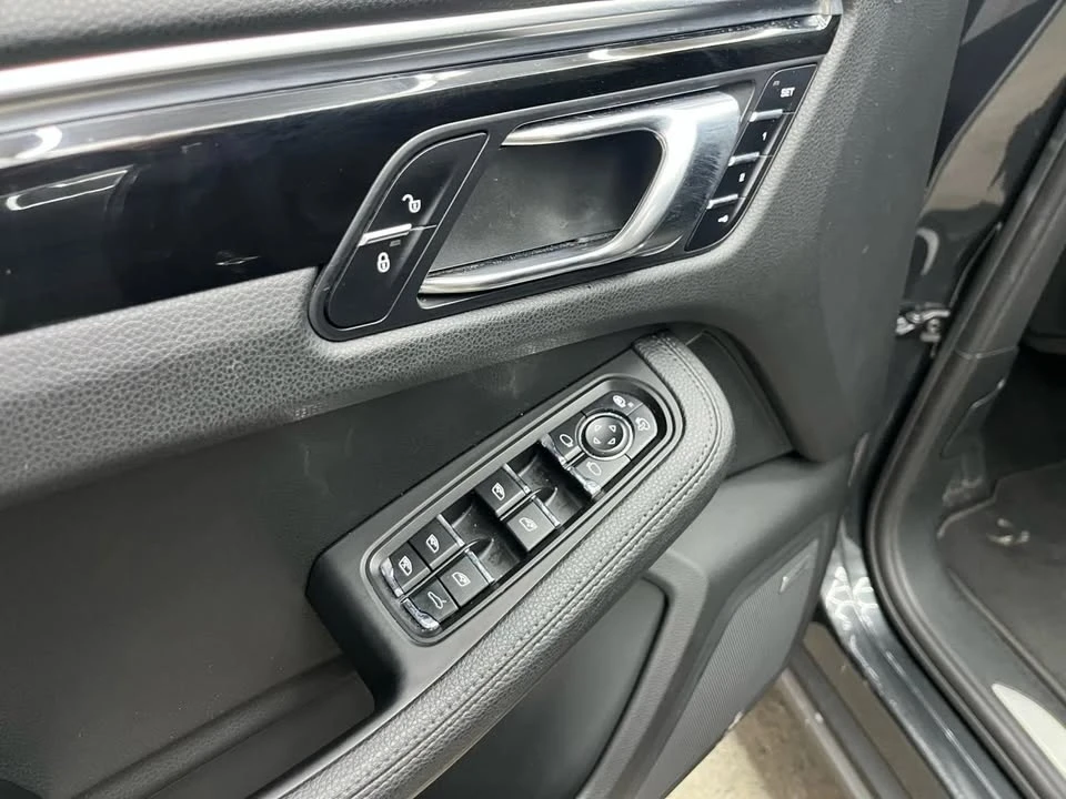 2017 Porsche Macan - Image 11 of 20