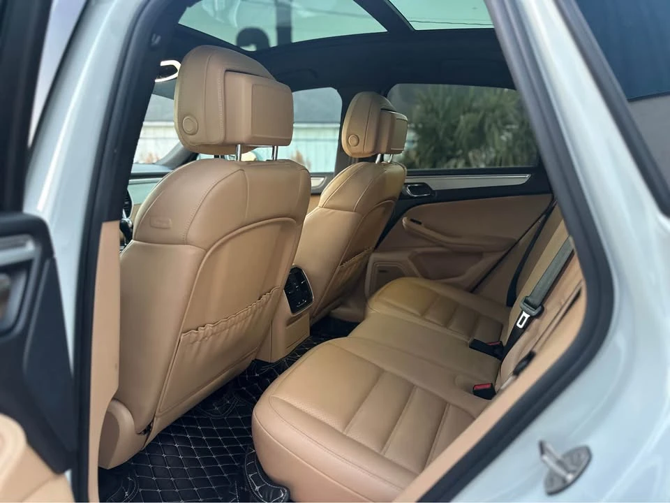 2017 Porsche Macan - Image 8 of 12
