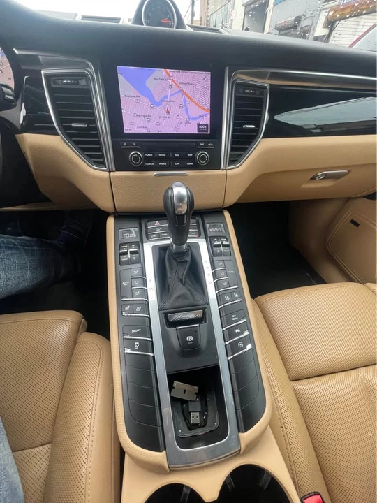 2017 Porsche Macan - Image 12 of 18