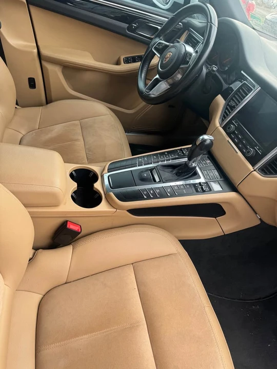 2017 Porsche Macan - Image 2 of 2
