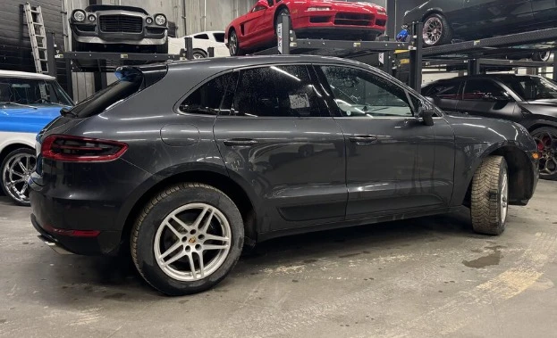 2017 Porsche Macan - Image 2 of 3