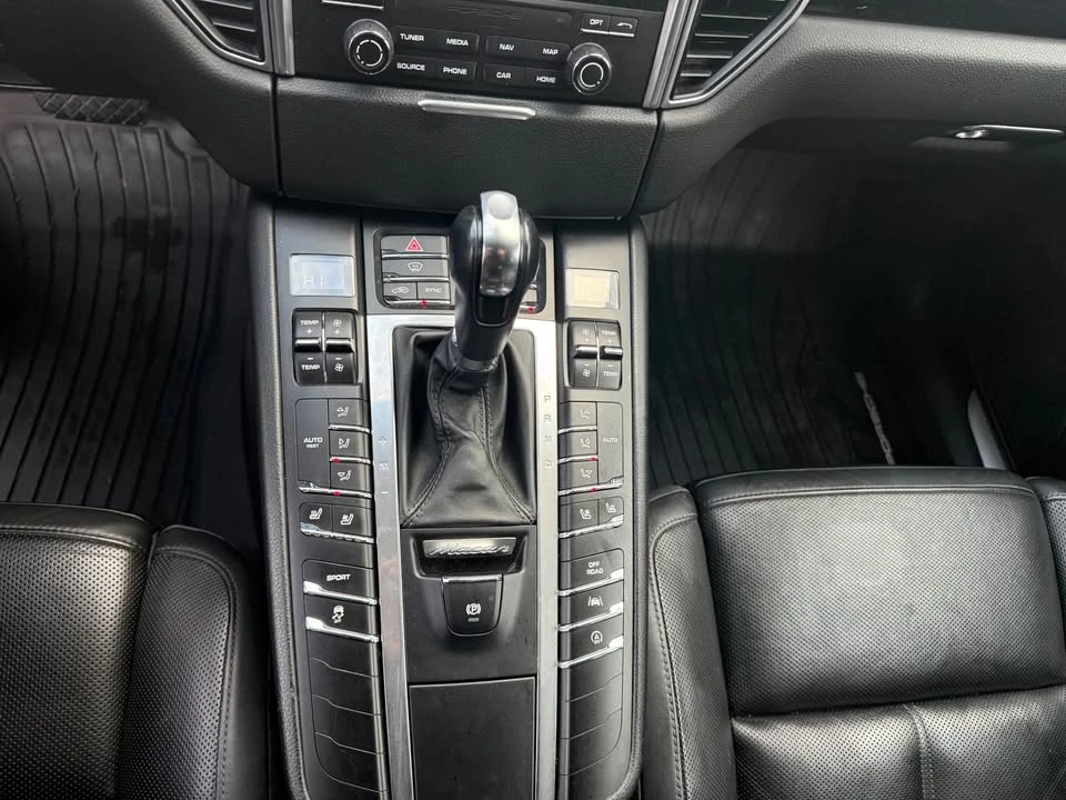 2017 Porsche Macan - Image 15 of 20