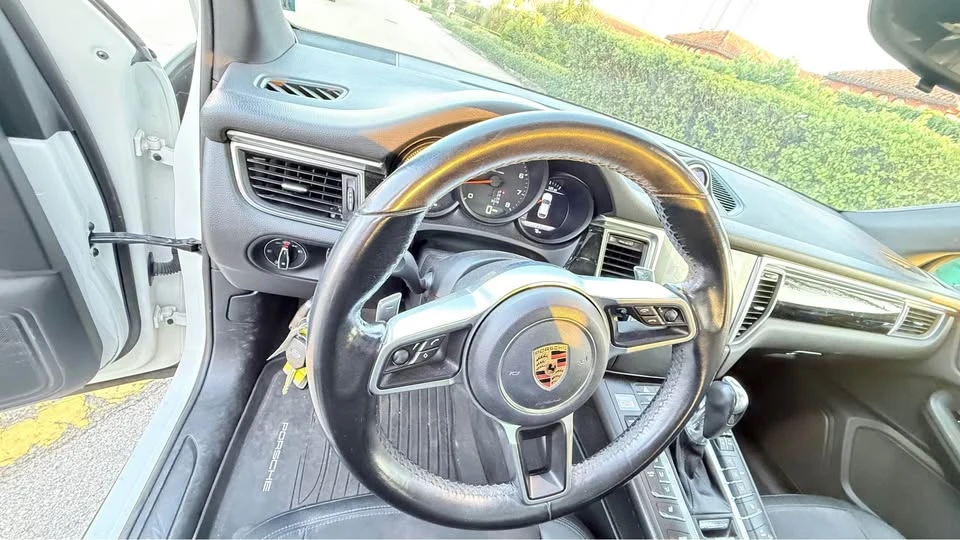 2017 Porsche Macan - Image 16 of 20