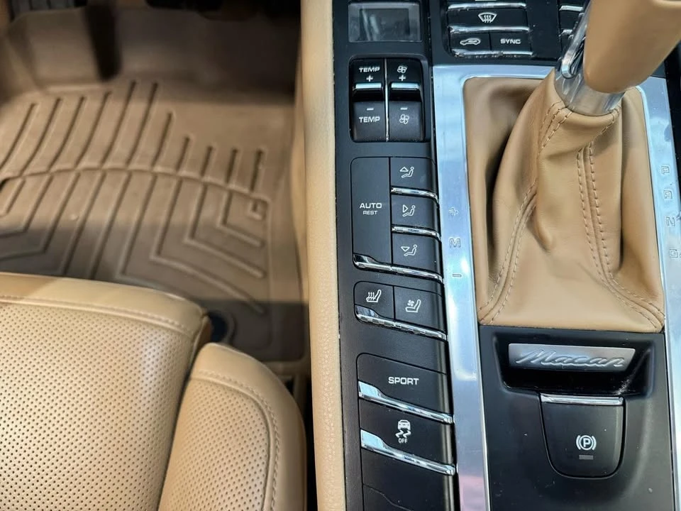 2017 Porsche Macan - Image 17 of 19