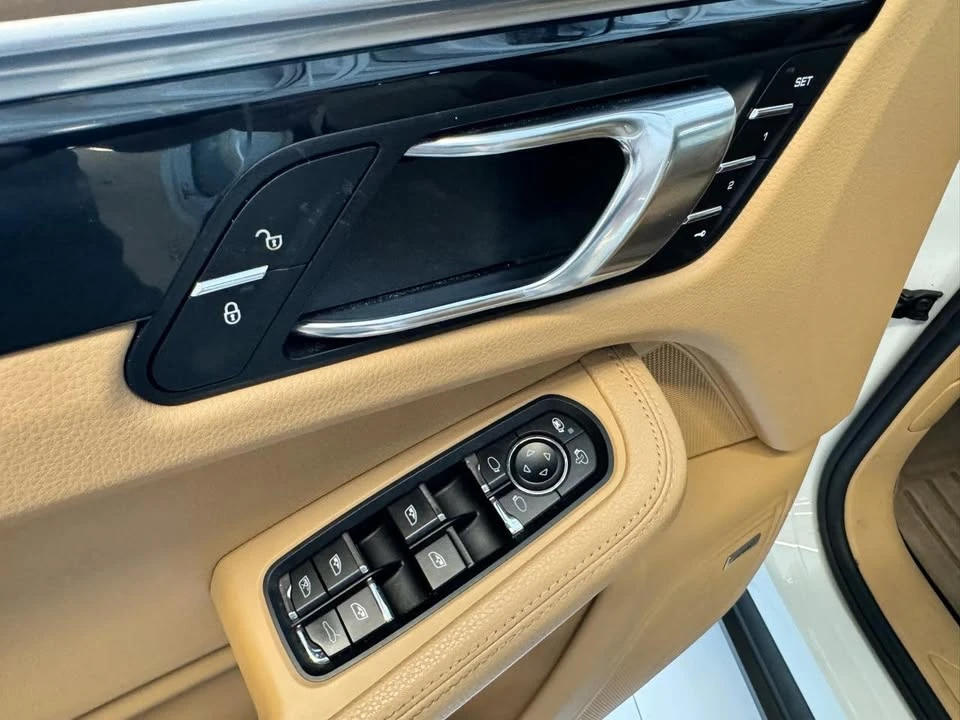 2017 Porsche Macan - Image 11 of 19