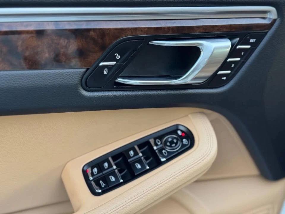 2017 Porsche Macan - Image 12 of 20