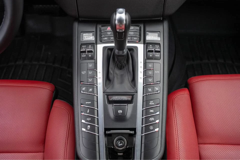 2017 Porsche Macan - Image 16 of 17