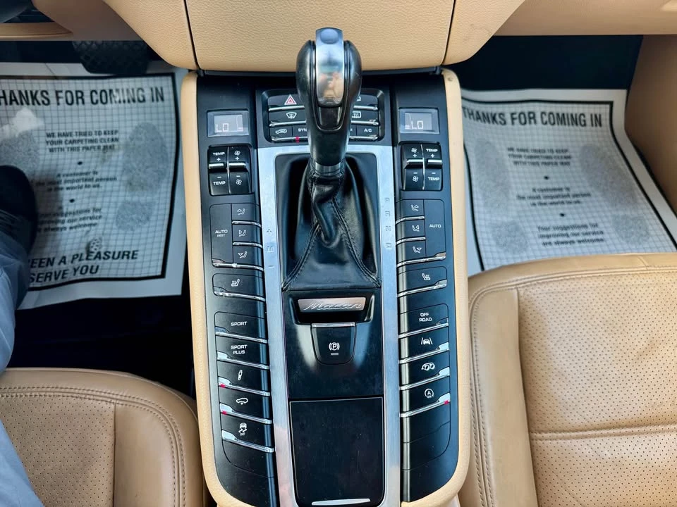 2017 Porsche Macan - Image 17 of 19