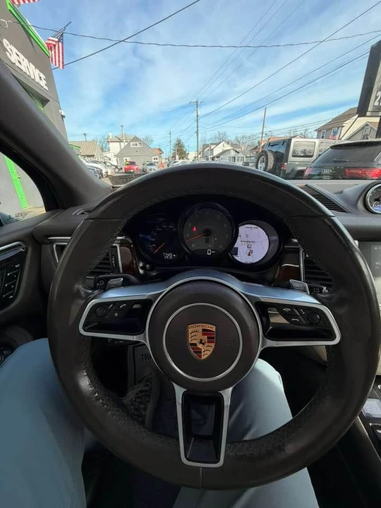 2017 Porsche Macan - Image 8 of 9