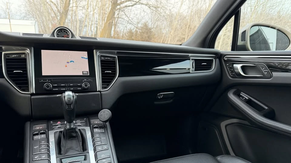 2017 Porsche Macan - Image 16 of 20