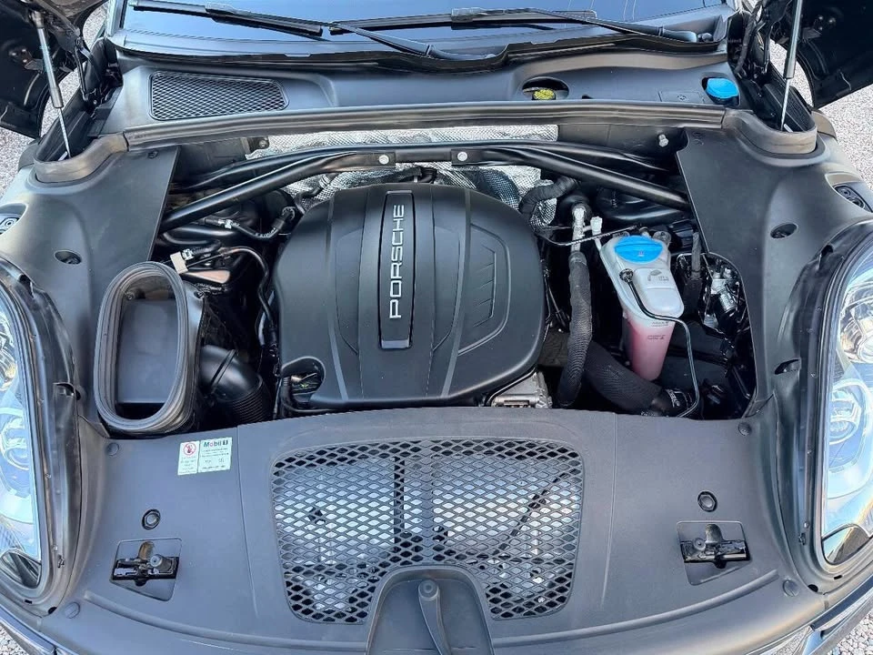2017 Porsche Macan - Image 17 of 20