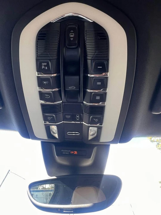 2017 Porsche Macan - Image 18 of 20