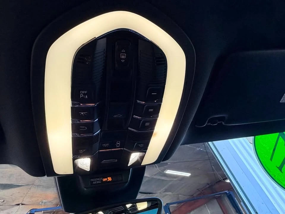 2017 Porsche Macan - Image 15 of 20